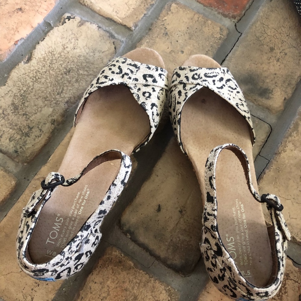 TOMS LEOPARD WEDGE SANDAL